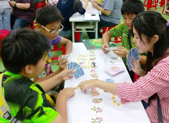 和大一點的孩子玩桌遊，可挑選規則更複雜的桌遊，提供孩子運用溝通策略的機會。