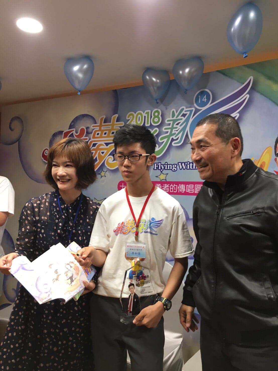 新北市政府發表新書「擁夢飛翔」，雅文基金會學生廖軒億的故事也收錄其中。（圖中為廖軒億）